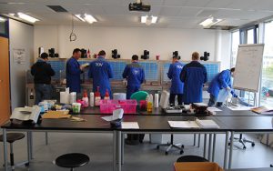 Werkstoffprüfung Lehrgang und Zertifizerung in München - Schüler bei Prüfung